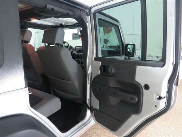 Jeep Wrangler Unlimited 2010 photo 13